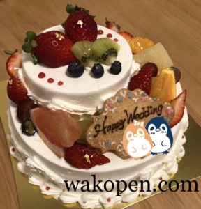 フルーツたっぷり2段のウェディングケーキの正面