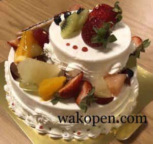 フルーツたっぷり2段のウェディングケーキの後ろ